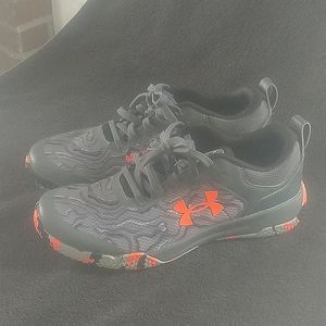 Youth size 6 under armour shoes